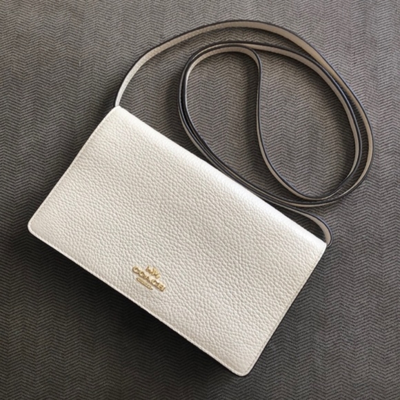 ChuckHaaland's tweet photo. So good I had to share! Check out all the items I'm loving on @Poshmarkapp from @JessicaGSchoon #poshmark #fashion #style #shopmycloset #giannibini #talbots #coach: https://t.co/h1TvN6g9DY https://t.co/s5bT5jveaq