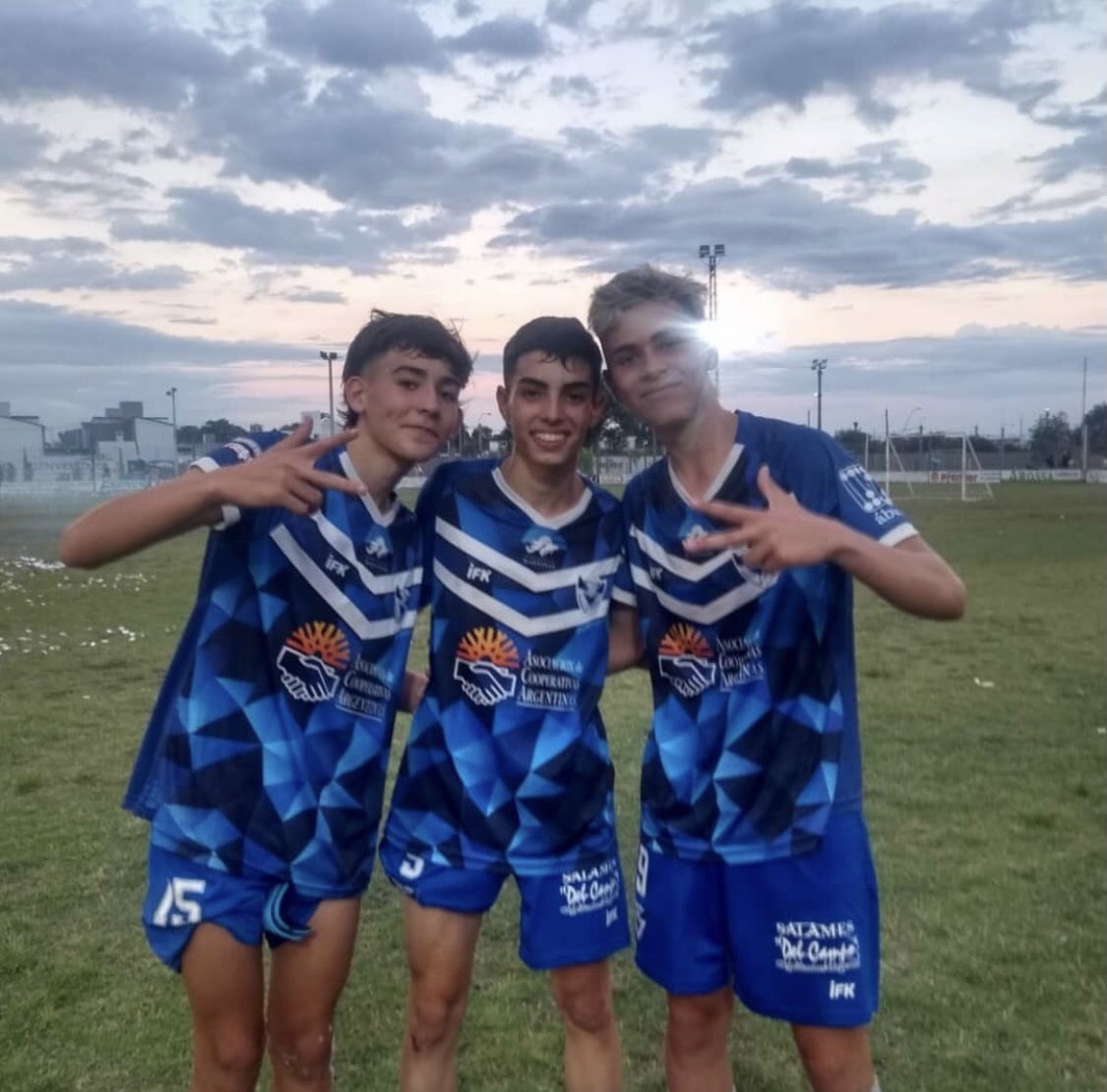 ¡LA 5TA DE #VELEZ JUGARÁ LA FINAL! 💪

Con goles de Máximo Daniele, Agustín Fonseca y Lautaro Berterame la “V” ganó por 3 a 0. 

Jugará 🆚 Sportivo.

#VamosLosPibes 💙