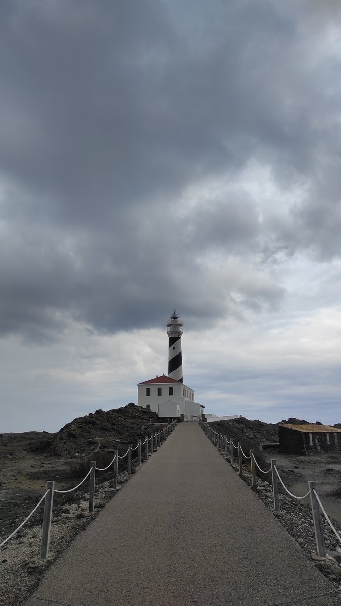 rebeeemm's tweet photo. 5/7
Tot i que estava molt ennovulat, vam decidir partir a fer una excursió per Favàritx 🌫️😶‍🌫️ Vam arribar fins Cala Morella Nou i vam tenir molt sort ja que just vam entrar al cotxe va començar la tempesta 😱🍀 https://t.co/gB1oSRNnnp