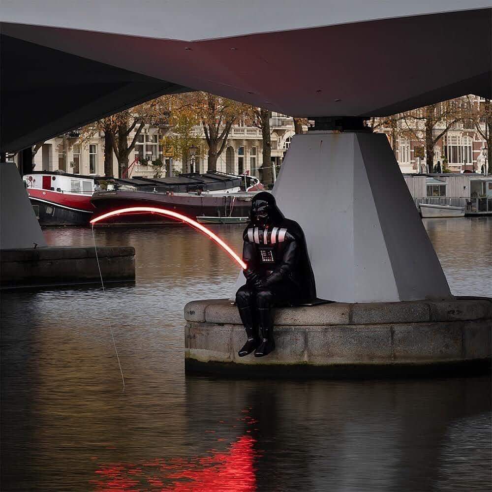 GiuseppeTurrisi's tweet photo. Darth Fisher Sculpture
🗿by #Frankey
📍#AmsterdamLightFestival
📷by Janus van den Eijnden
#sundaymood 🎣
#Sculpture #SundayInArt #contemporaryart #streetart #ArtLovers #art #藝術
@artmajcar @redne2013 @archivetro @isidemoni @marialves53 @paulbar59067209 @martinis2018 https://t.co/X0kiskLN0K