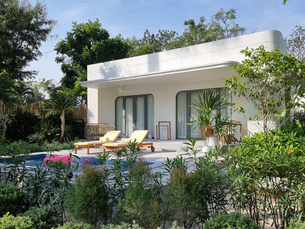 SNuttawat's tweet photo. Actual review after official opening to public at #thestandardhuahin

Overall interior / exterior and landscaping design of the hotel is fun, youthful and stylish. Loved how the villas are grouped into a courtyard housing typology like in L.A.
BUT!!!!!! https://t.co/HXxs8KuNbj