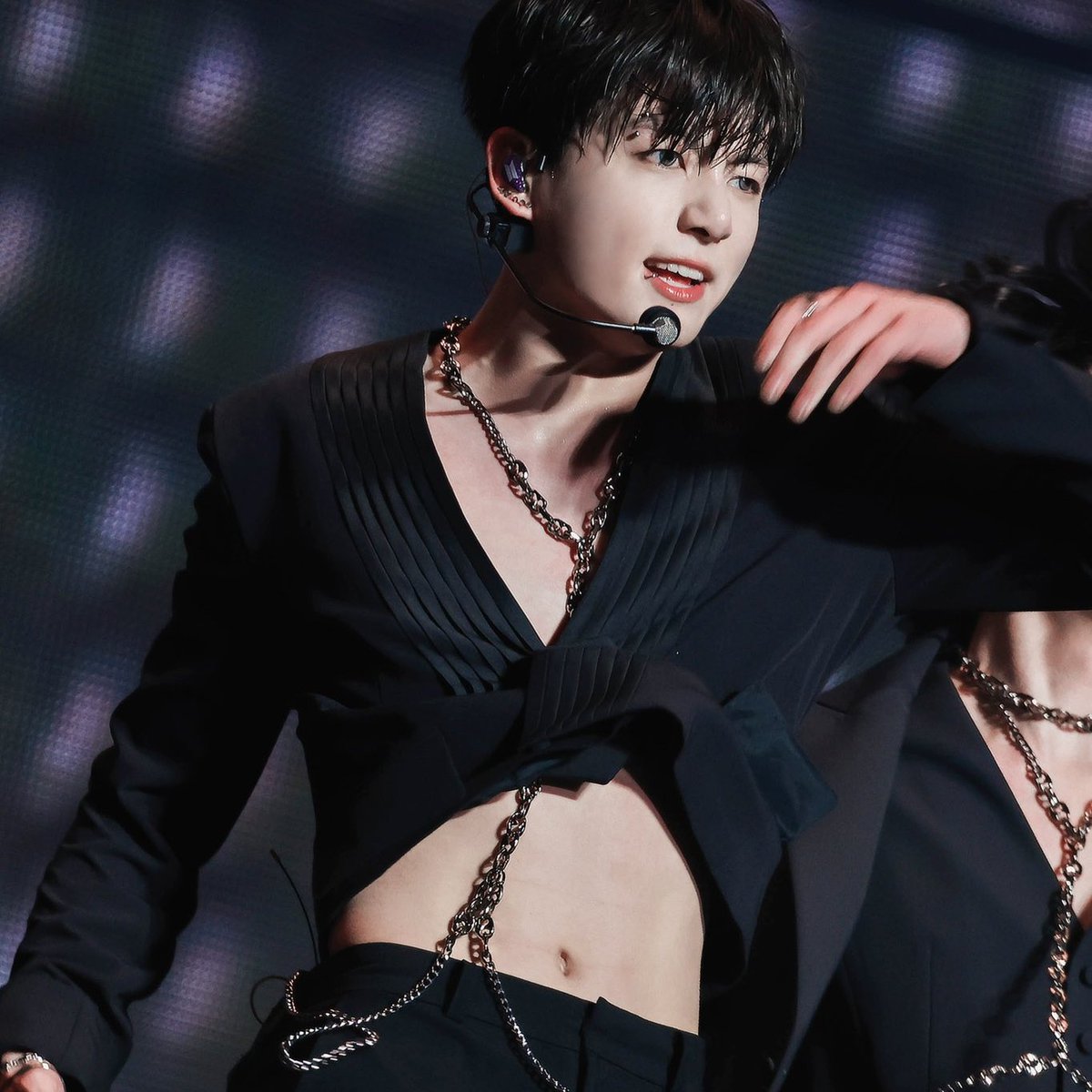 GUKVDETAILS's tweet photo. taekook wearing crop tops is my fav concept https://t.co/Mcfzqumnto