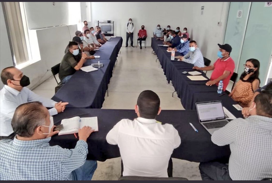 chucholox's tweet photo. Reunión de trabajo entre los @SSO_GobOax y autoridades del distrito de Sola de Vega con la finalidad de revisar 
estrategias y generar más bienestar para sus comunidades en materia de salud, presentes también personal de la @SSO_GobOax y @CGAR_GobOax @marco_cuevas_ https://t.co/5V5k9or01z