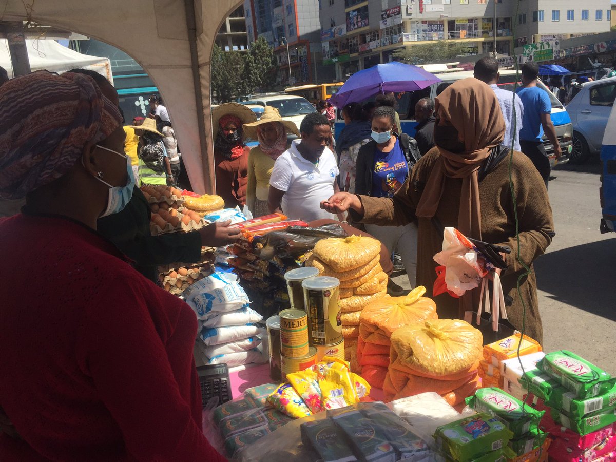 LafTwo's tweet photo. በንፋስ ስልክ ላፍቶ ክ/ከተማ ወረዳ2 የሚገኘው #የወገን_ደራሽ_ሸማቾች_ኃ_የተ_ኅብርት_ስራ_ማህበር
በጀሞ አደባባይ ለ 5ኛ ዙር የ #ዕሁድ #ገበያ #Sunday_Market በማዘጋጀት የኑሮ ውድነትን በማረጋጋት ለወገን ደራሽነቱን አሳይቷል::

26/03/2014
#አዲስ_አበባ https://t.co/6FnCaV9qrg