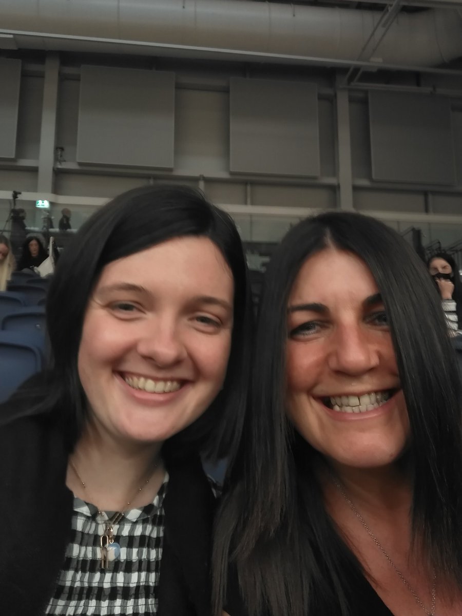 __hannnah's tweet photo. A wee day out to see @SirensNetball 🥂🏐 #Sirensselfie https://t.co/Xevm6Q52rv
