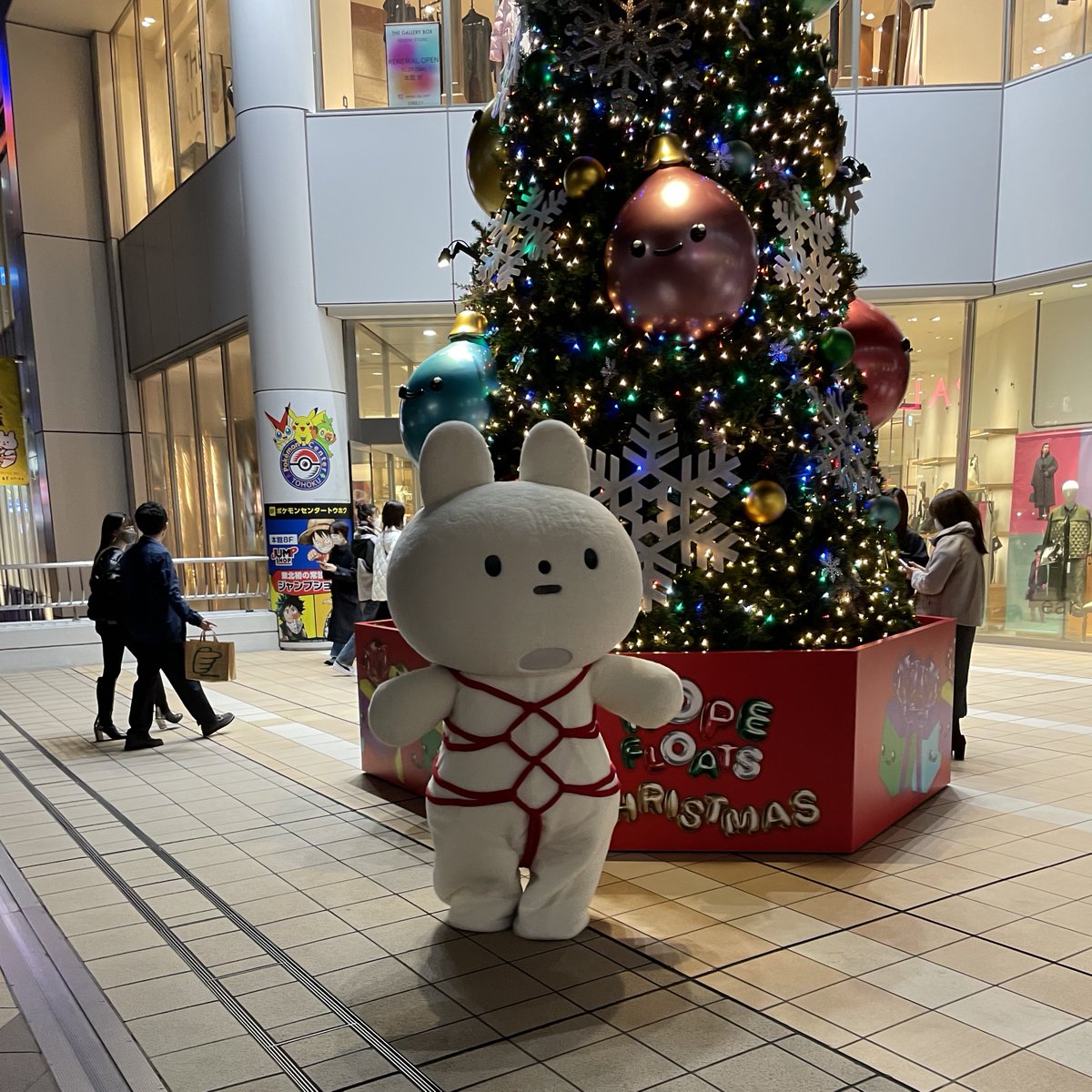 iceberg2222's tweet photo. 夕方仙台駅の近く歩いてたら、PARCO前に謎のキャラクターが居た https://t.co/z3TOfdp1XV