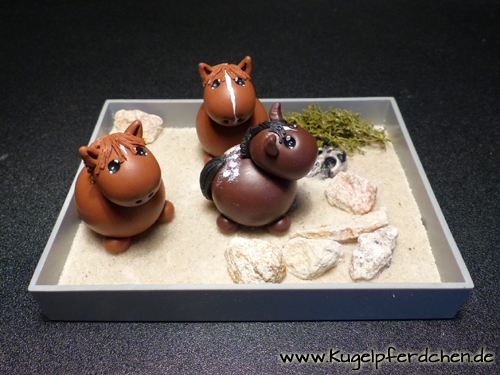 Pferdenase's tweet photo. Western-Box mit drei Pferdchen und passendem Ambiente... Western-Feeling pur 

Dein Tier nach Foto als original Kugelpferdchen® - Miniatur? 

https://t.co/1KrhShe7Md

#kugelpferdchen #pferde #pferd #geschenk  #andenken #hund #katze #katzen #hunde #geschenkidee #weihnachten #xmas https://t.co/dF2gejyXTa