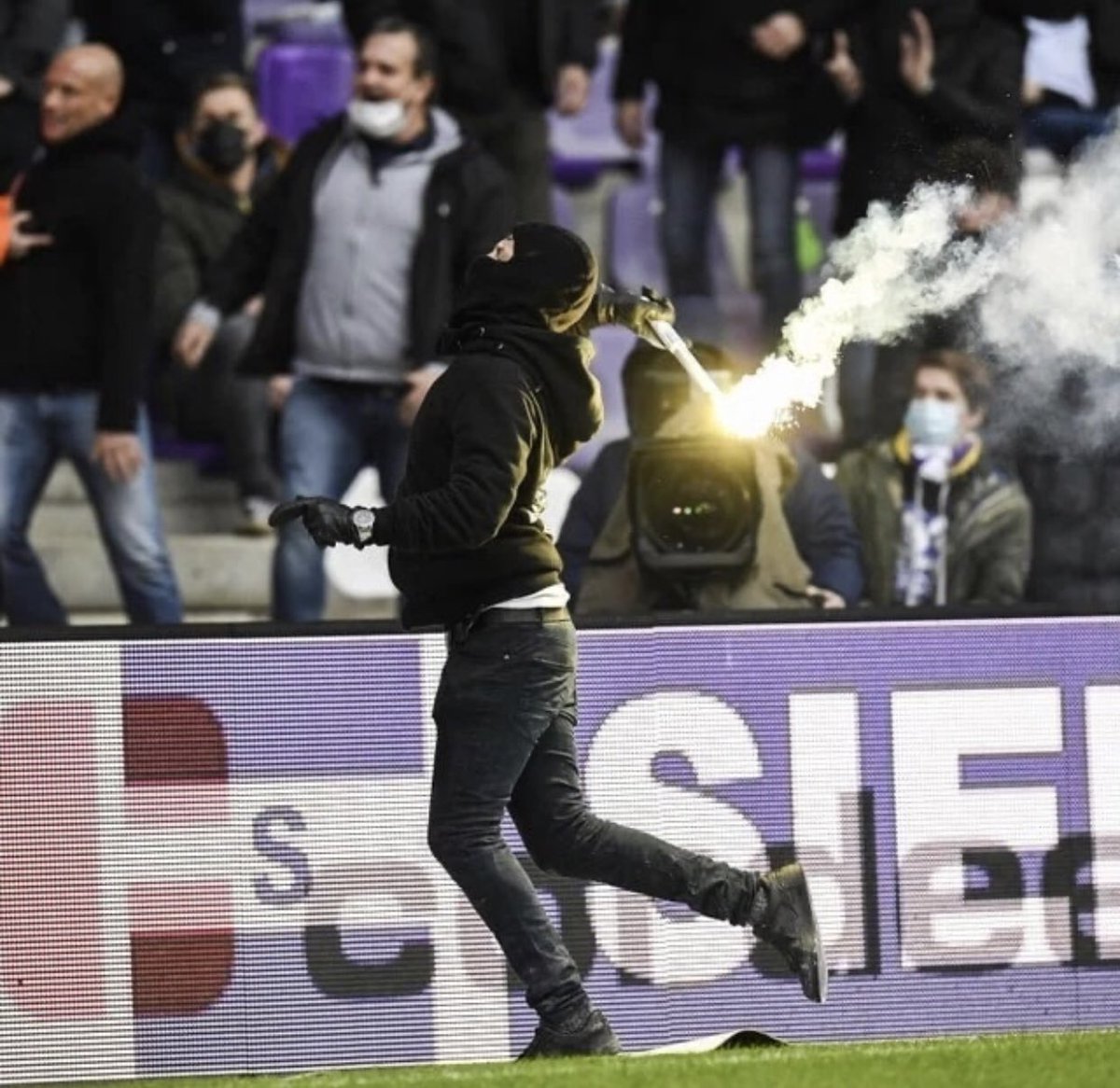 SpotterJust's tweet photo. Beerschot VS Royal Antwerp FC

68 minuut werd er een vuurpijl van een Beerschot supporter gegooid in het Antwerpse vak. 

@kbeerschotva VS @official_rafc 
68 minutes, a fire arrow from a Beerschot supporter was thrown into the Antwerp section. 
#ultras  #football #ultrasworld https://t.co/9eZgOuN2xe