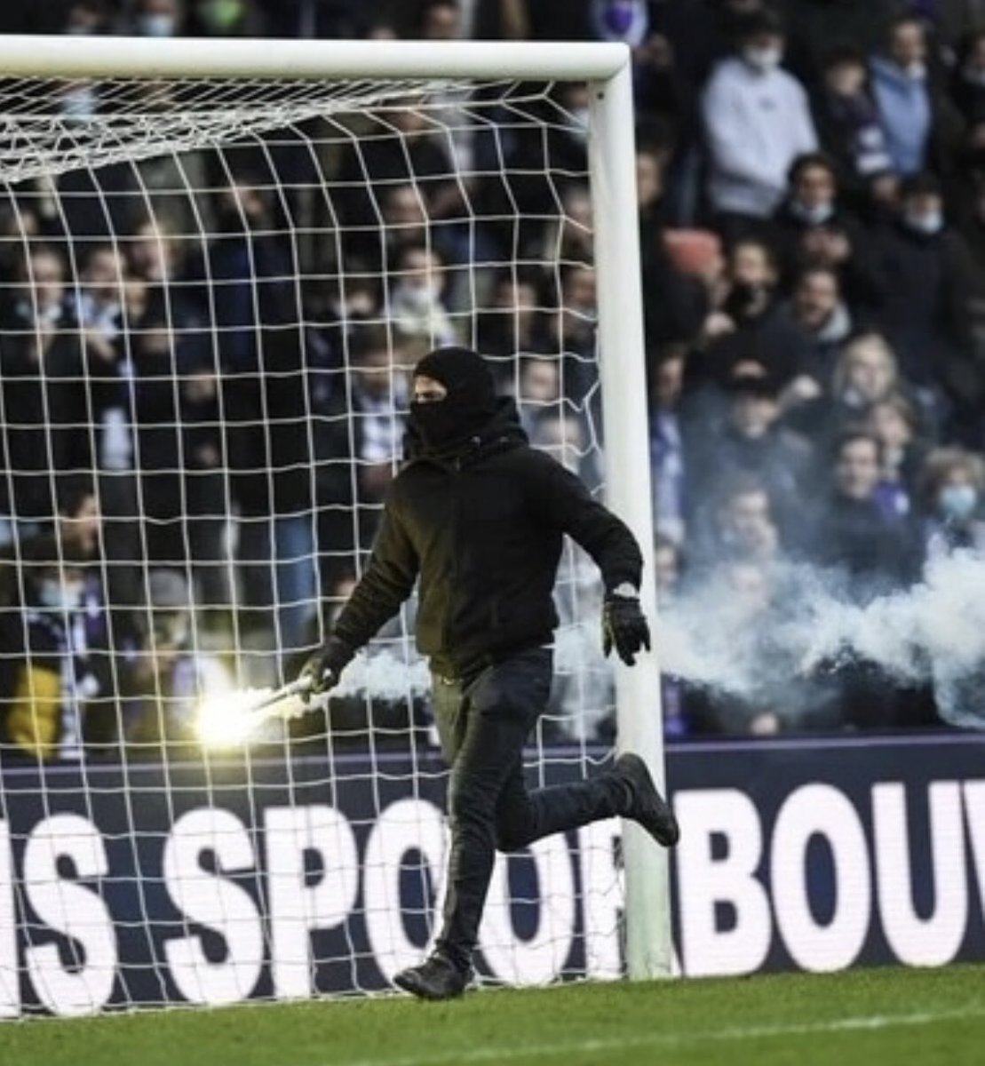 SpotterJust's tweet photo. Beerschot VS Royal Antwerp FC

68 minuut werd er een vuurpijl van een Beerschot supporter gegooid in het Antwerpse vak. 

@kbeerschotva VS @official_rafc 
68 minutes, a fire arrow from a Beerschot supporter was thrown into the Antwerp section. 
#ultras  #football #ultrasworld https://t.co/9eZgOuN2xe
