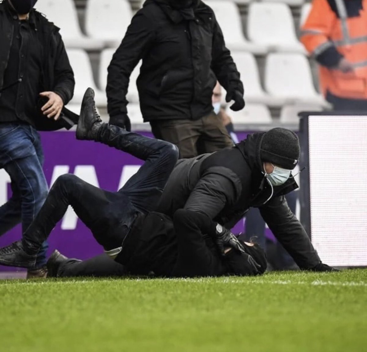 SpotterJust's tweet photo. Beerschot VS Royal Antwerp FC

68 minuut werd er een vuurpijl van een Beerschot supporter gegooid in het Antwerpse vak. 

@kbeerschotva VS @official_rafc 
68 minutes, a fire arrow from a Beerschot supporter was thrown into the Antwerp section. 
#ultras  #football #ultrasworld https://t.co/9eZgOuN2xe