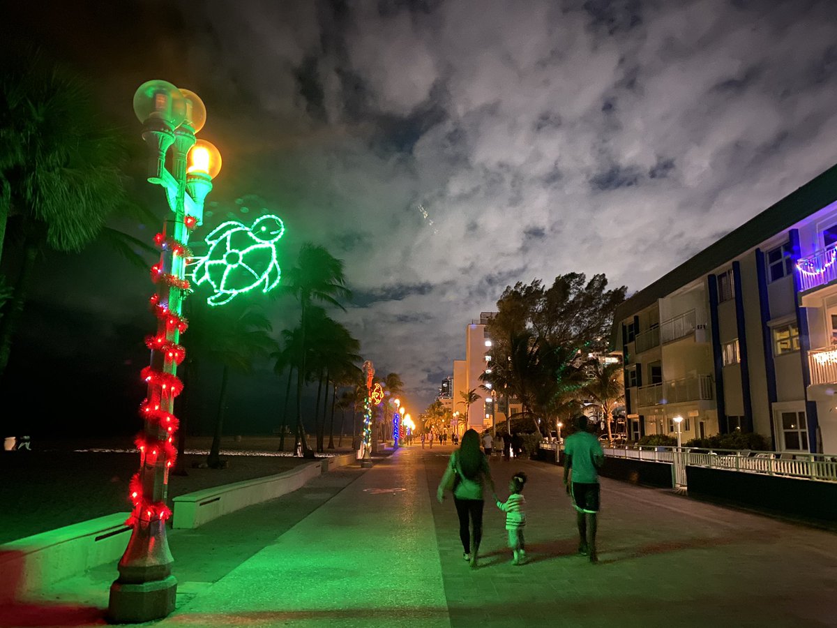 UdenCatherine's tweet photo. Beautiful night on the Broadwalk ๐
๐พ๐ #FloridasHollywood #CandyCaneParade https://t.co/LfBaHxFyeR https://t.co/Zvak6o6NRo
