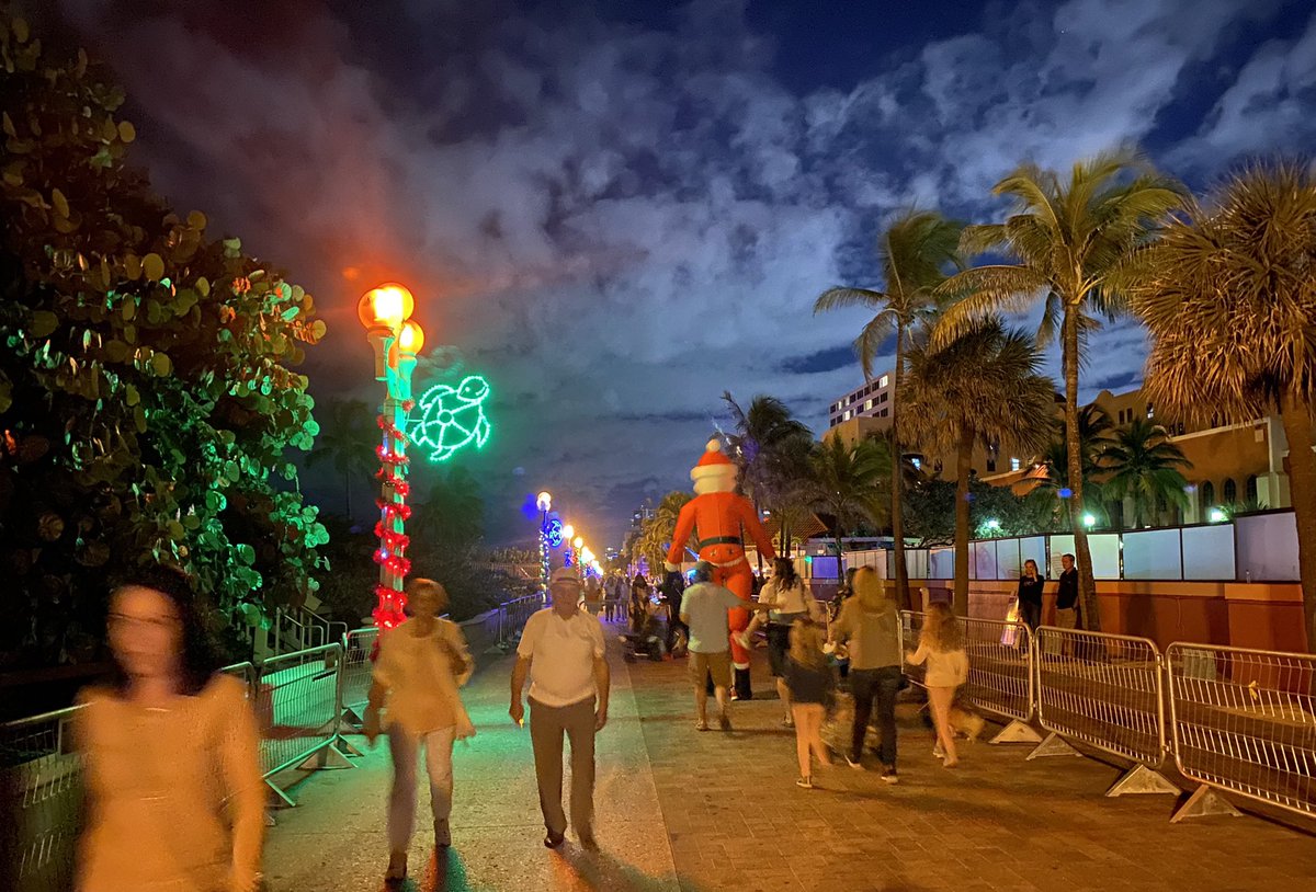 UdenCatherine's tweet photo. Beautiful night on the Broadwalk ๐
๐พ๐ #FloridasHollywood #CandyCaneParade https://t.co/LfBaHxFyeR https://t.co/Zvak6o6NRo