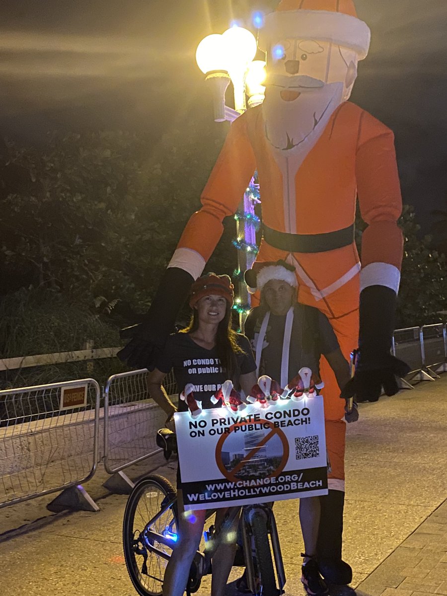 UdenCatherine's tweet photo. Beautiful night on the Broadwalk ๐
๐พ๐ #FloridasHollywood #CandyCaneParade https://t.co/LfBaHxFyeR https://t.co/Zvak6o6NRo