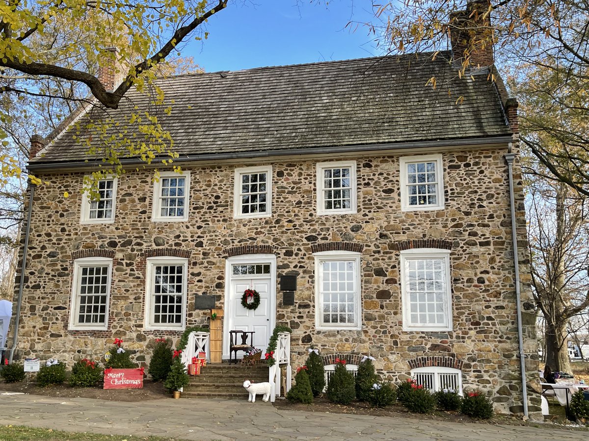 ConferenceHouse's tweet image. Father Christmas will be on these steps soon! Colonial Christmas is today from 12-4 filled by Grand Illumination at 4:30.