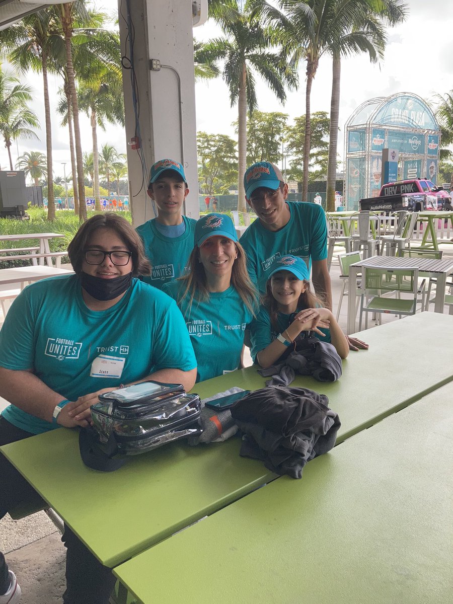 StdtSvcsMDCPS's tweet photo. Thank you to @FinsOffTheField for celebrating our @MDCPS #ValuesMatterMiami students at the Truist Football Unites Tailgate at the @MiamiDolphins game today! https://t.co/CQjP6udSDd