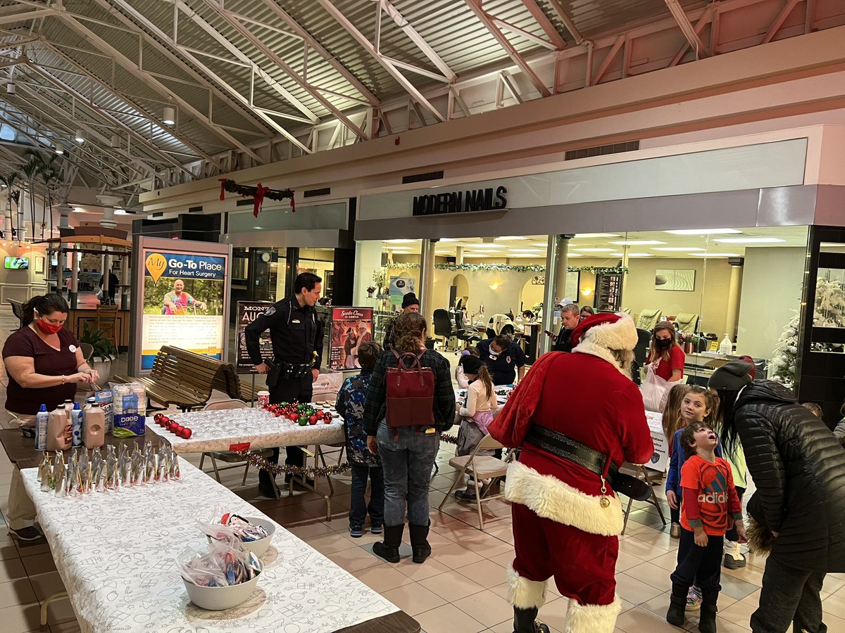 T0672HR's tweet photo. Spreading the holiday cheer with our ornament decorating event! We even pulled a few strings and got Santa to fly down for a visit 🎅🏽 ❄️ #WorkSomewhereYouLove #D135GivesBack @KellieD1313 @LMSheridan3 @AngelaStrobel7 @NagyNcnagy @jennifernbest https://t.co/0GsPOTBw5n