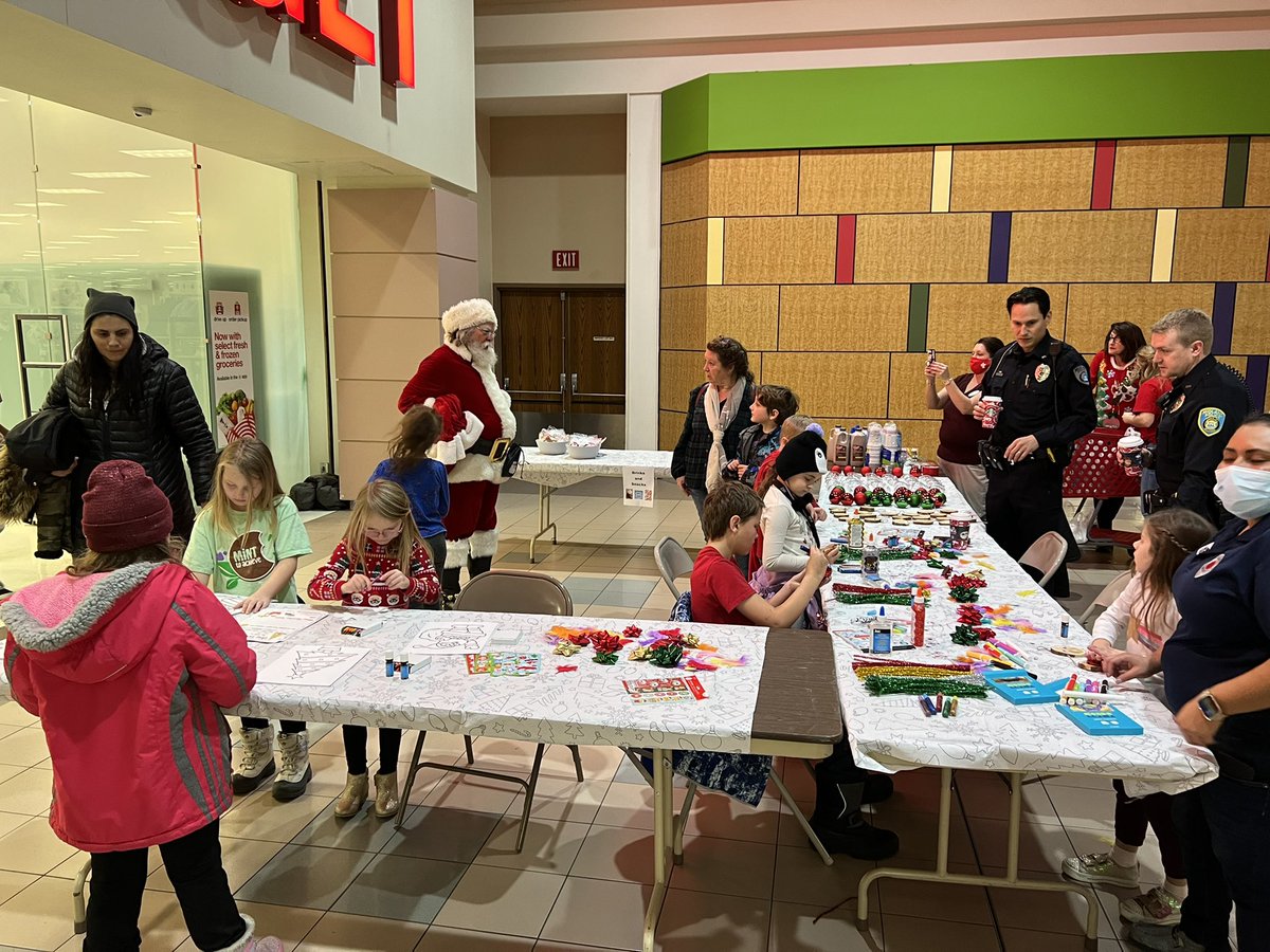 T0672HR's tweet photo. Spreading the holiday cheer with our ornament decorating event! We even pulled a few strings and got Santa to fly down for a visit 🎅🏽 ❄️ #WorkSomewhereYouLove #D135GivesBack @KellieD1313 @LMSheridan3 @AngelaStrobel7 @NagyNcnagy @jennifernbest https://t.co/0GsPOTBw5n