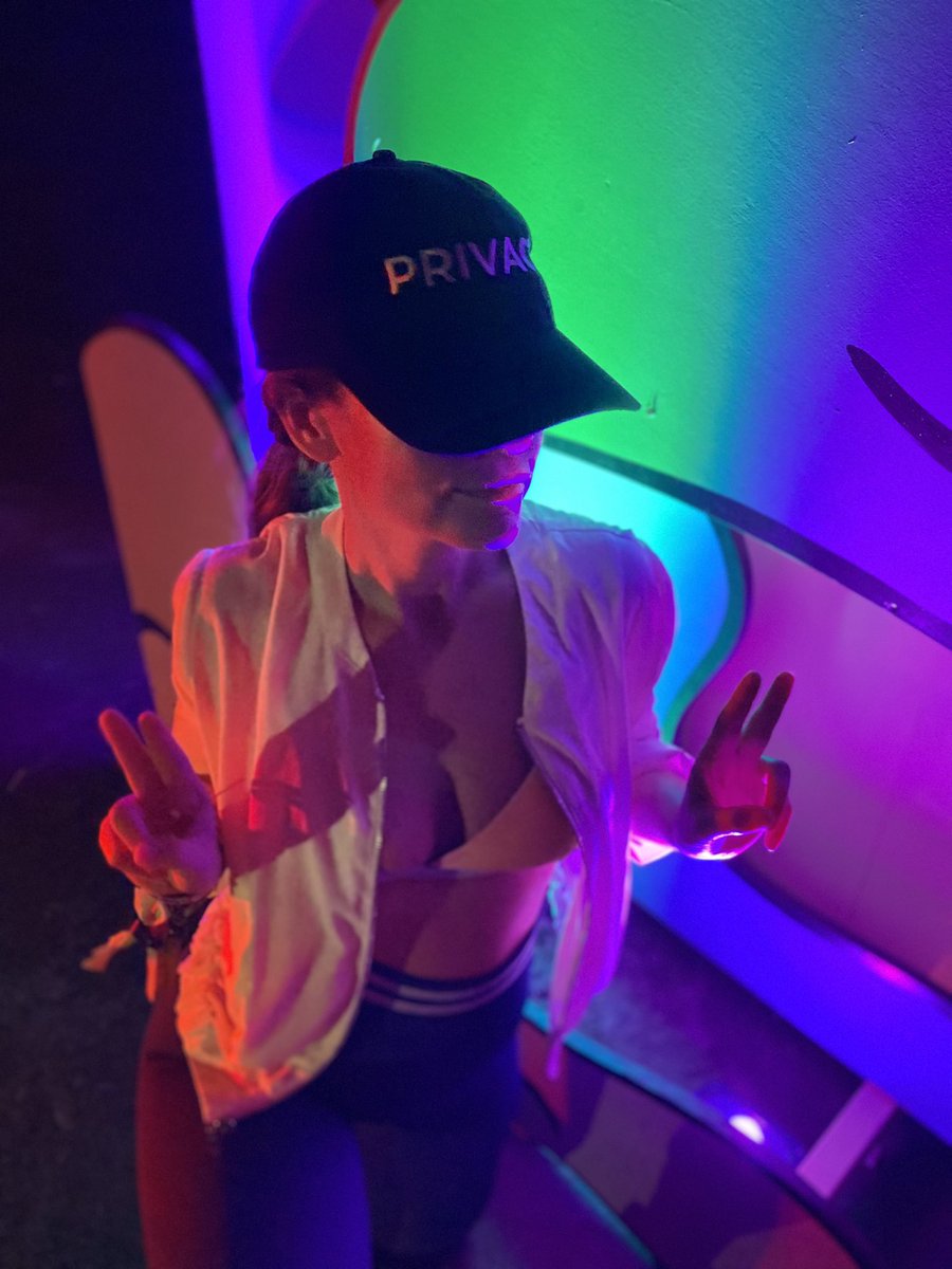 Hey Miami <a href="/BoredApeYC/">Bored Ape Yacht Club 🍌</a> <a href="/doodles/">doodles</a> where ya at tonight?