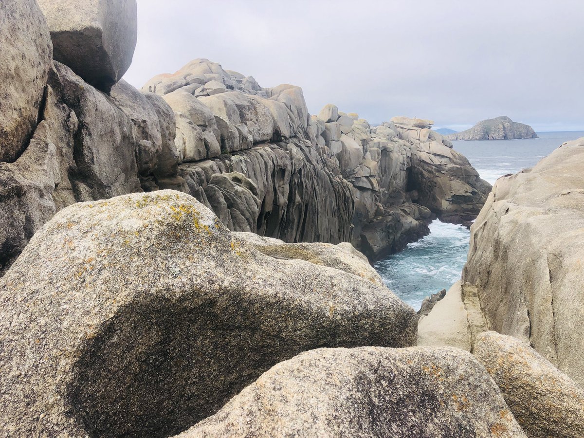 Arenariacoord's tweet photo. 𝗔𝗖𝗔𝗡𝗧𝗜𝗟𝗔𝗗𝗢𝗦 𝗗𝗘 𝗣𝗔𝗣𝗘𝗟 en Xove…
💙 Formaciones de 40m de alto, de rocas graníticas esculpidas con mimo por el viento y el oleaje💙

Quedarte pasmando ahí sentado mirando el Cantábrico es una opción estupenda! #recomendada #desconection https://t.co/xkTeXYBgVN