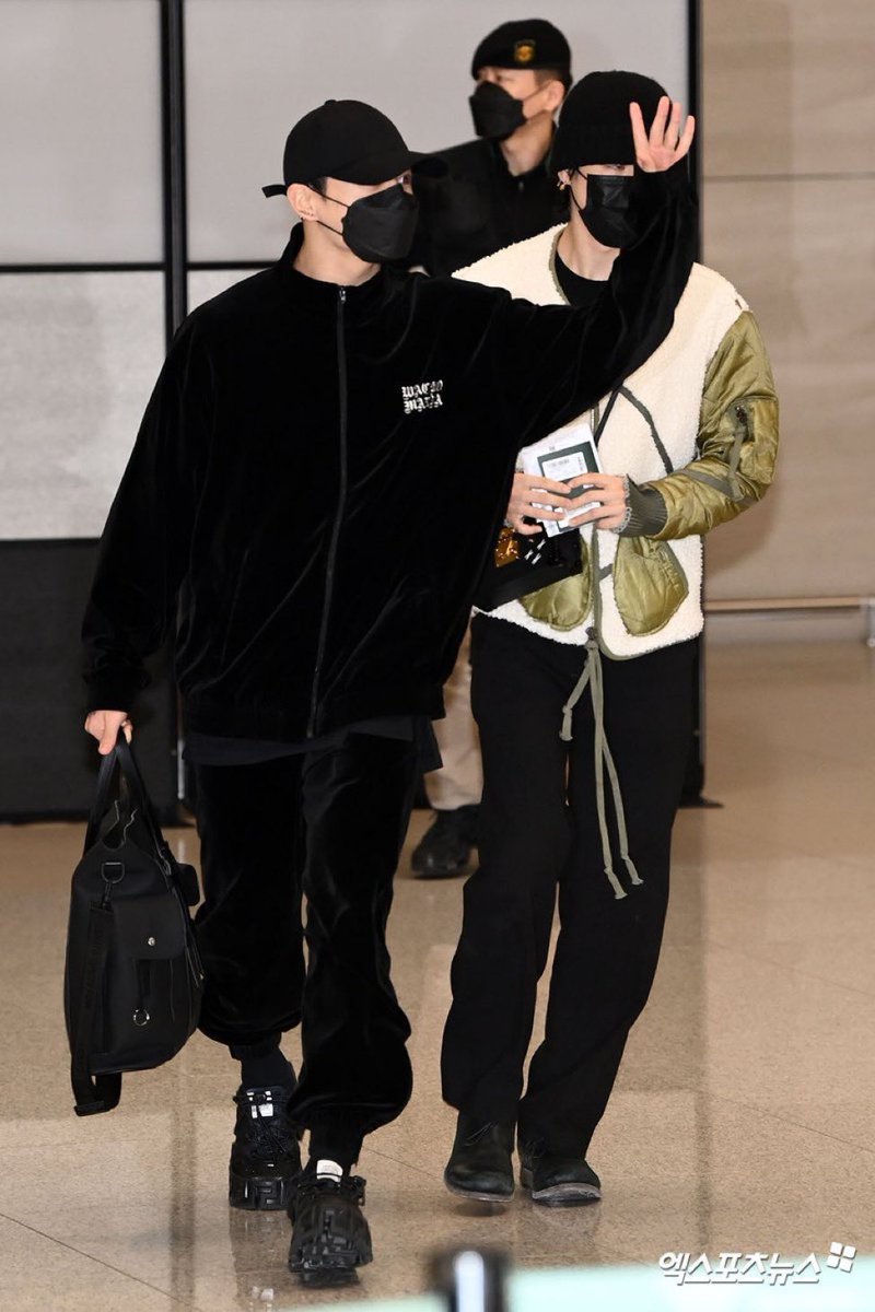Mininitt's tweet photo. ตัวติดกันเหลือเกินนะ ไข่ต้มนมกล้วย💜
 #KOOKMIN https://t.co/HZBjISvB8b