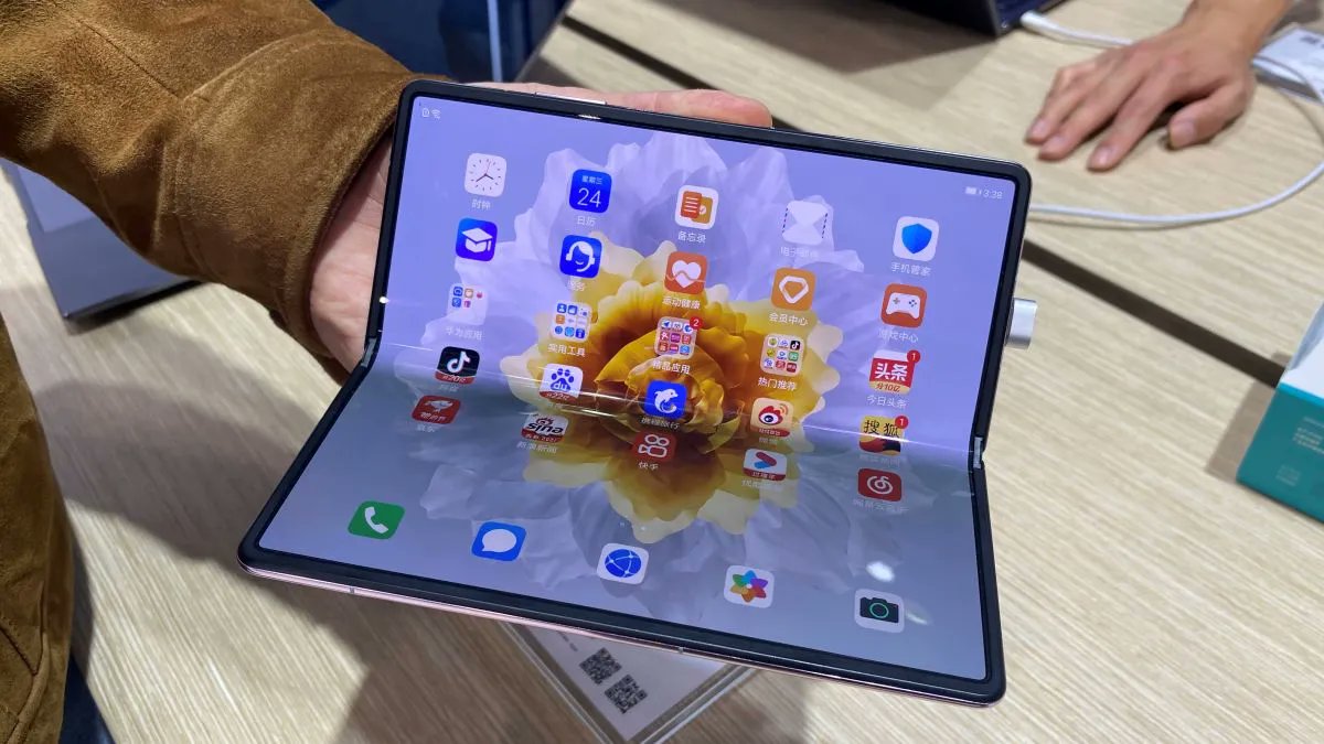 Rodney_Walker's tweet photo. The #Huawei Mate V could arrive with a #foldable heat pipe https://t.co/GoFGvnoTEo #MateV #Smartphone #Tech #Technology #TechNews #TechnologyNews #ITRTG #SNRTG https://t.co/iGFnPaJEfo