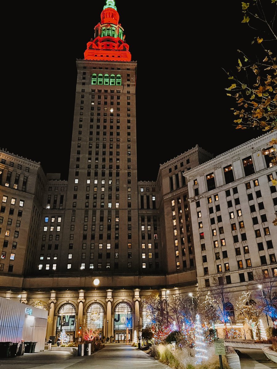 morganjperez's tweet image. Our most festive #FriendmasinCLE to date! @KateConley 

Christmas in CLE does not disappoint. 🎄✨
@DowntownCLE @CLEPublicSquare @JACKCleCasino @SOHOcleveland