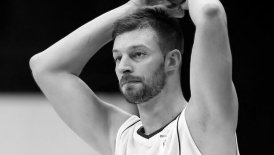 lequipe's tweet photo. Victime d'un accident vasculaire cérébral le 14 novembre, le pivot international serbe Stevan Jelovac est mort dimanche après-midi, a annoncé son club, l'AEK Athènes. Il avait 32 ans https://t.co/RjYjiItPIr https://t.co/a1jtotQnZ7