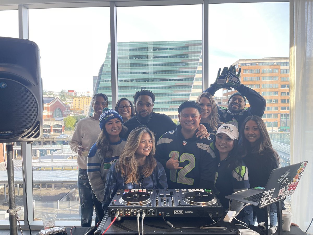 fresh_seattle's tweet photo. If your not pushing it .. I will!!! @Seahawks  what are you waiting for ? The last Seattle staying true to the City and the Blue.. Bring back #ThomasRawls @PeteCarroll https://t.co/FJ91StgkRc