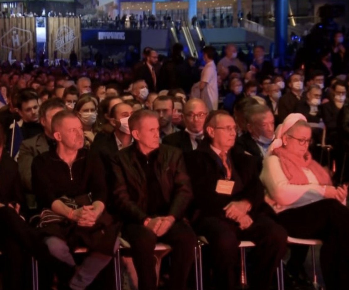 Portes_Thomas's tweet photo. .@EricNaulleau au premier rang du meeting de #Zemmour. Rien d’étonnant pour un homme qui a écrit des livres avec l’antisémite Alain Soral. Et après il va encore nous dire non je ne suis pas d’extrême-droite. Le masque tombe définitivement. #ZemmourVillepinte https://t.co/8kOwes1GDV