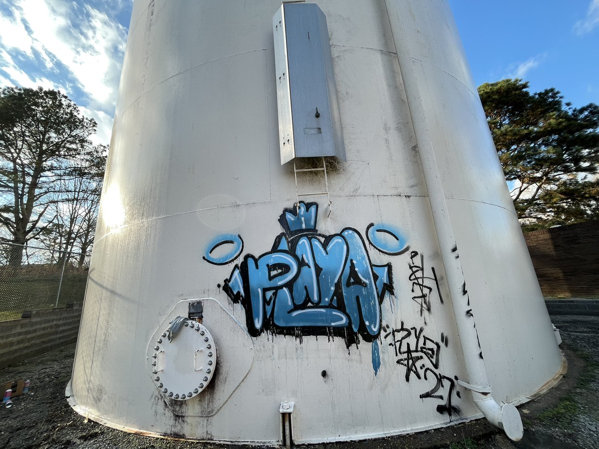 _play_a_'s tweet image. Tank was wet, turn out nice though.. #graffiti #watertower #art #NRT