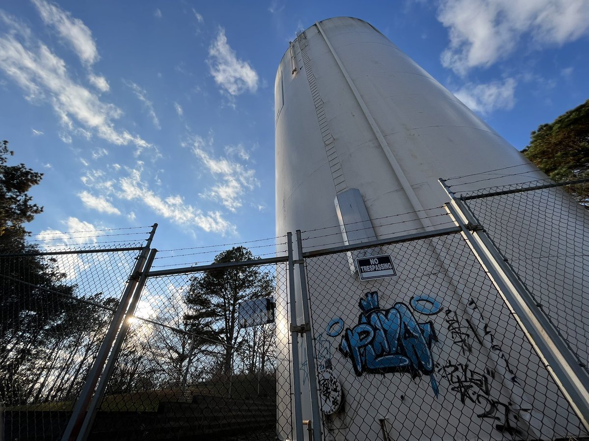 _play_a_'s tweet image. Tank was wet, turn out nice though.. #graffiti #watertower #art #NRT