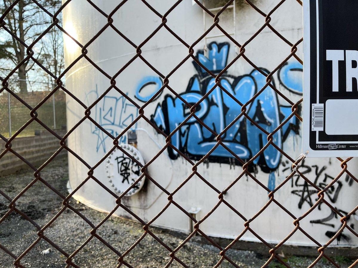 _play_a_'s tweet image. Tank was wet, turn out nice though.. #graffiti #watertower #art #NRT