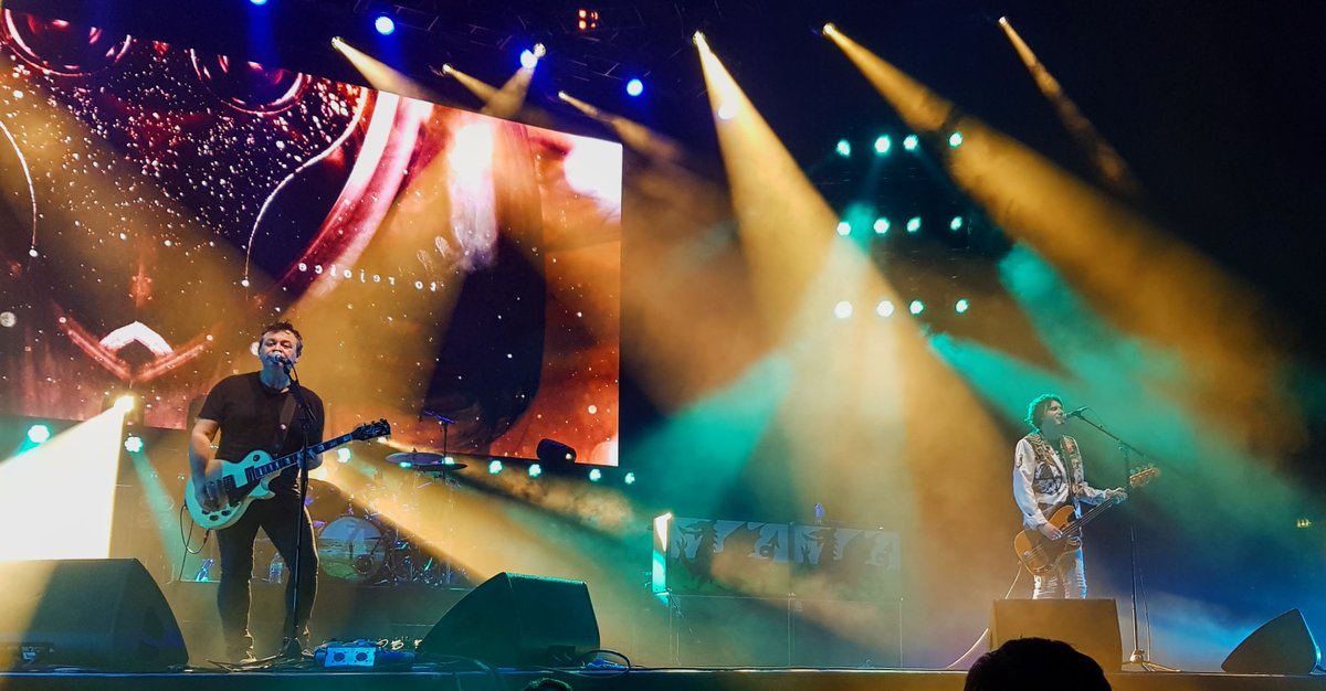 tony_e_lewis's tweet photo. Last MSP for 2021: Wembley Arena on Friday night.

For something like the tenth time, @siskander79 joined me. For the first time, we were near the front together.

I'm so happy I got to share it with her. (And also to lean on her shoulders for pogoing.)

@manics #ManicsLive2021 https://t.co/GP0OEz4RQR