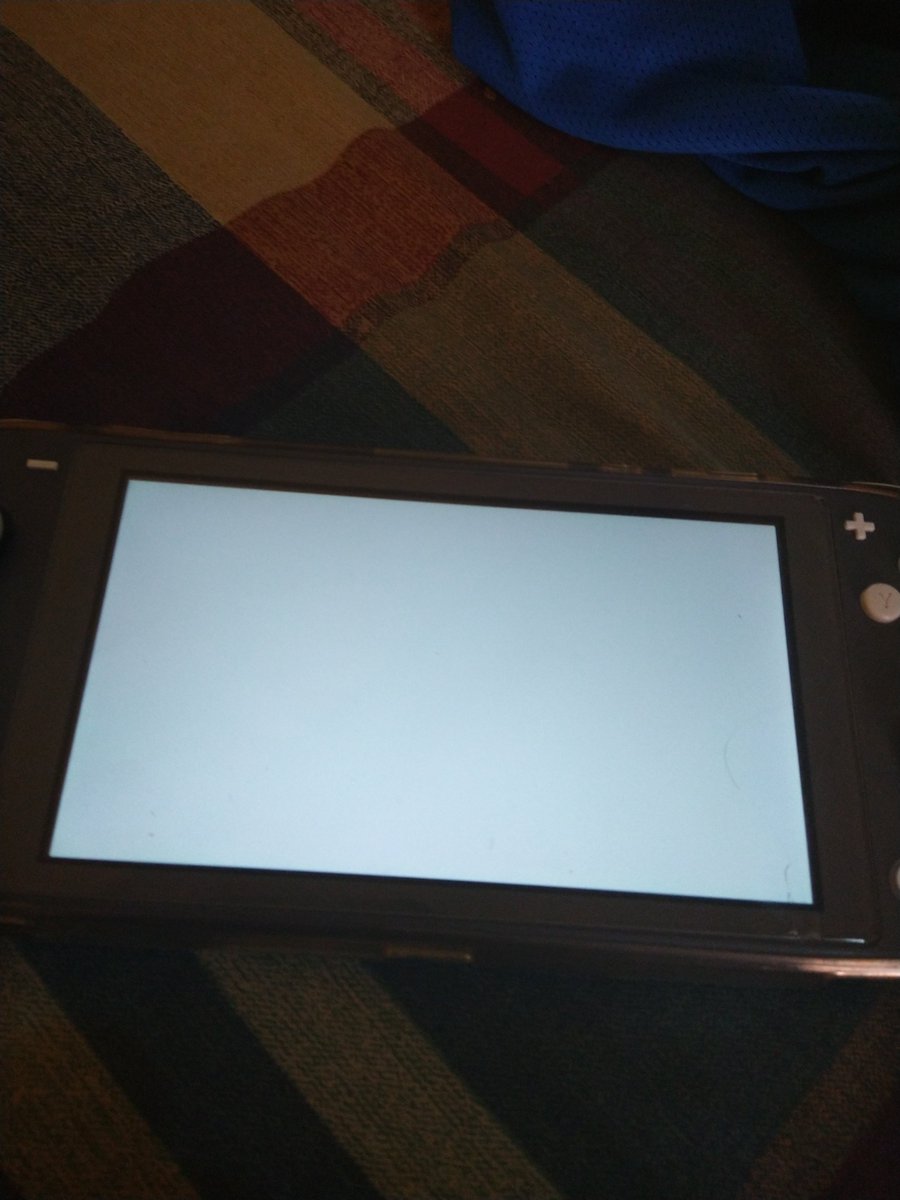 Dolanidkxd's tweet photo. Someone explain to me what happens? It has been with this blank screen for a while, I'm from switch #FortniteFlipped #Fortnite https://t.co/BEcrdm3jsW