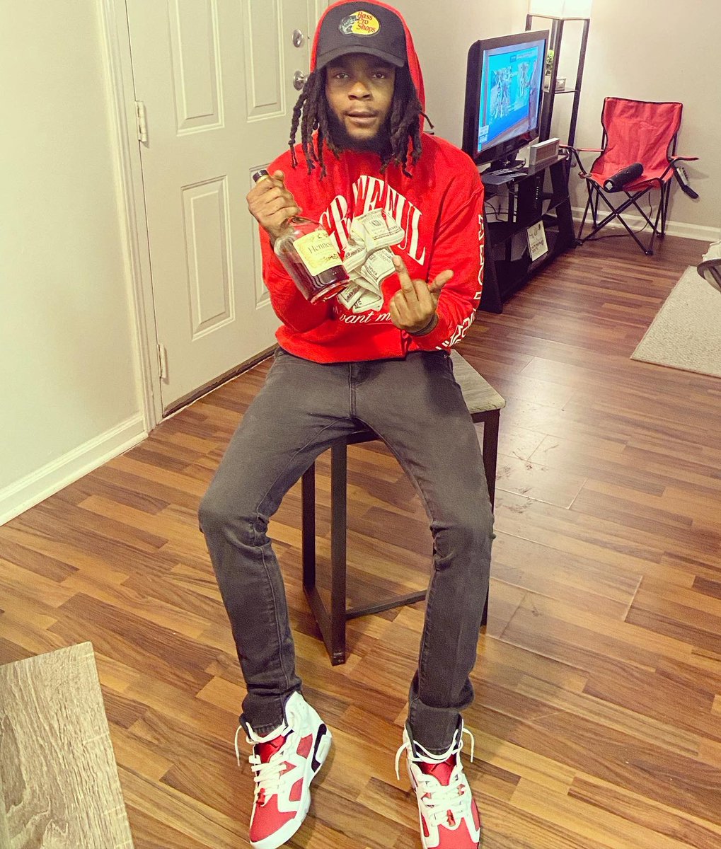 _yahnni_'s tweet photo. Turn Me Up Man🕺🏾
Riding Around Wit A Glock 23, Lil Jump Man ⛹🏾‍♂️💥
I’ll Make A Nigga Drop Off A Couple Shots, He’s A Drunk Man 🍾😵 https://t.co/Oh1kJZOfTj
