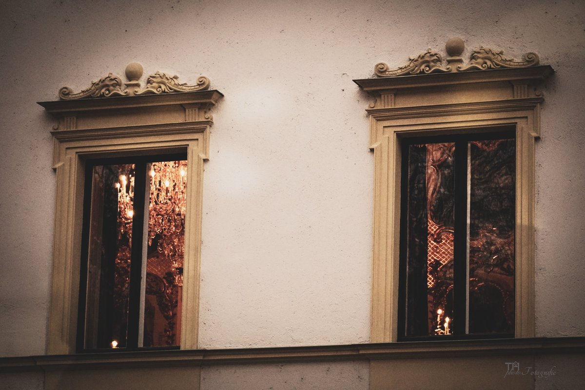 photo_bea's tweet photo. Barockzeiten mit Stimmungslicht, wohnt hier der Nikolaus...gute Nacht
#nightlights #architecture #streetphotography #light #haus #impark #kronleuchter https://t.co/IZKsW81Dg3