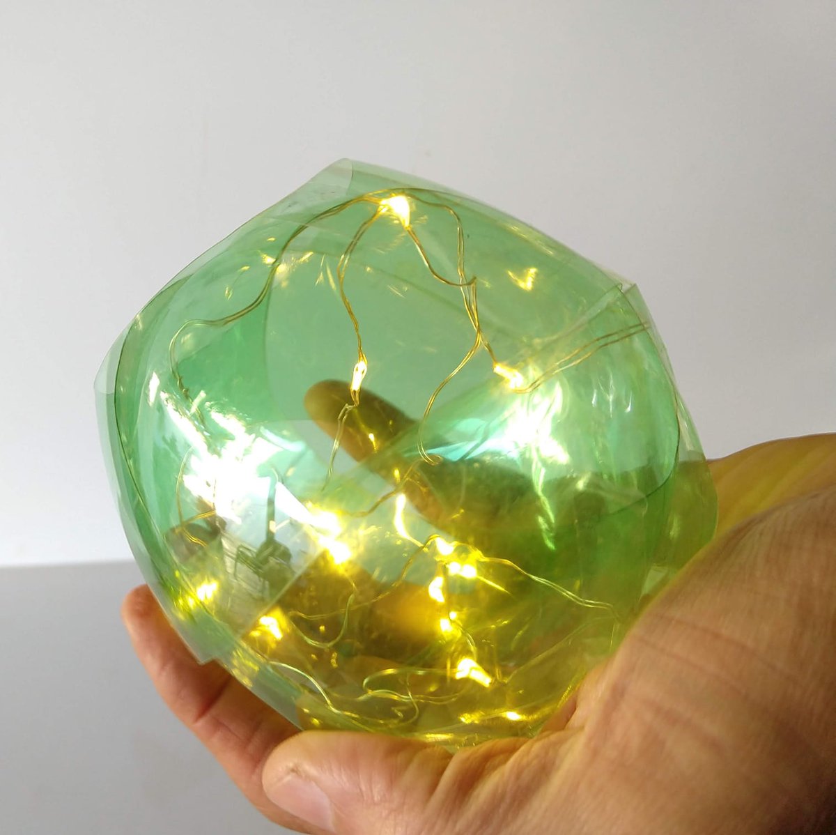 IdeiasSo's tweet photo. Faça Linda Bola de Natal 2021de garrafa - DIY Fácil https://t.co/vedUY1IqJN via @YouTube https://t.co/LrTdEV04mE