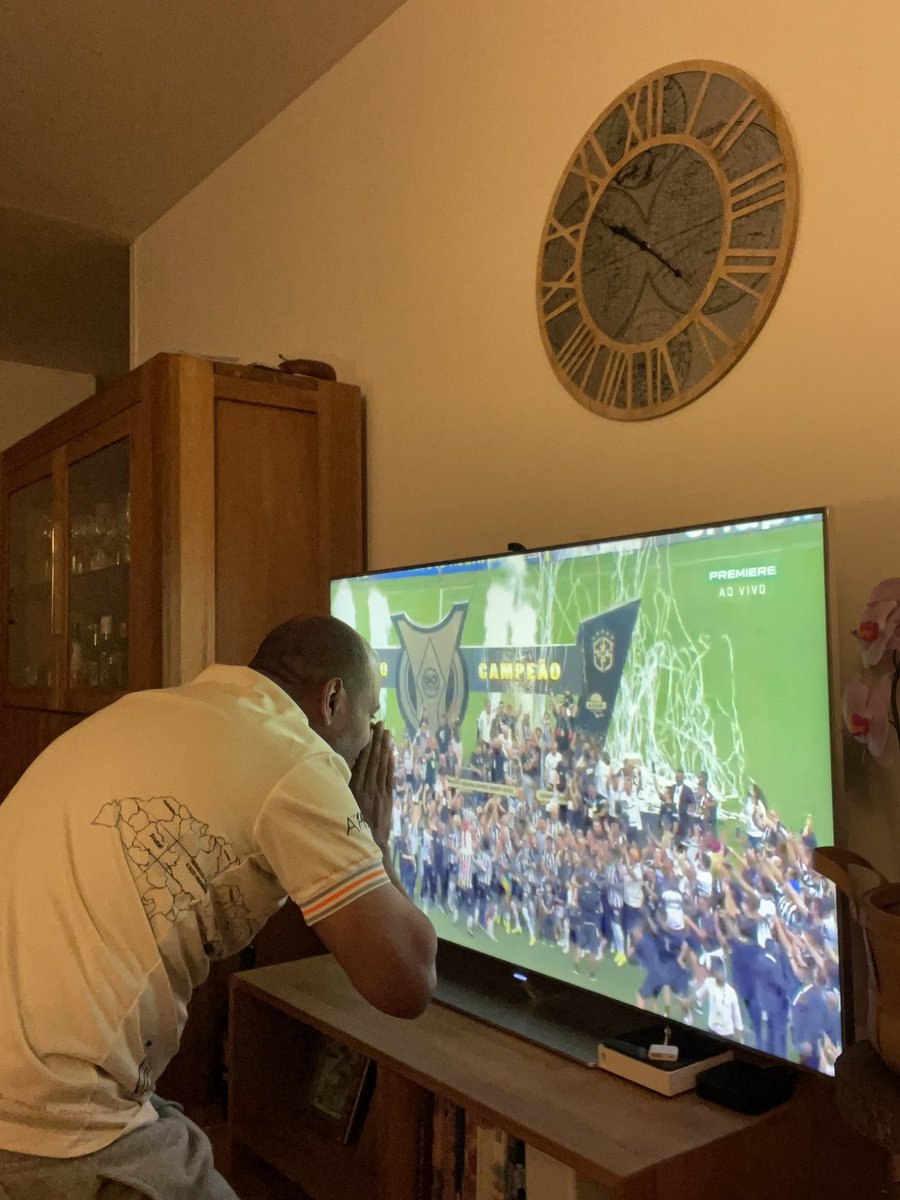 johnofici's tweet photo. Campeão Brasileiro obrigado Senhor 41 anos vivi pra poder ver isso #trocadepasses direto daqui de Zurich Suíça Galo Forte Vingador https://t.co/DQng3WSdgz