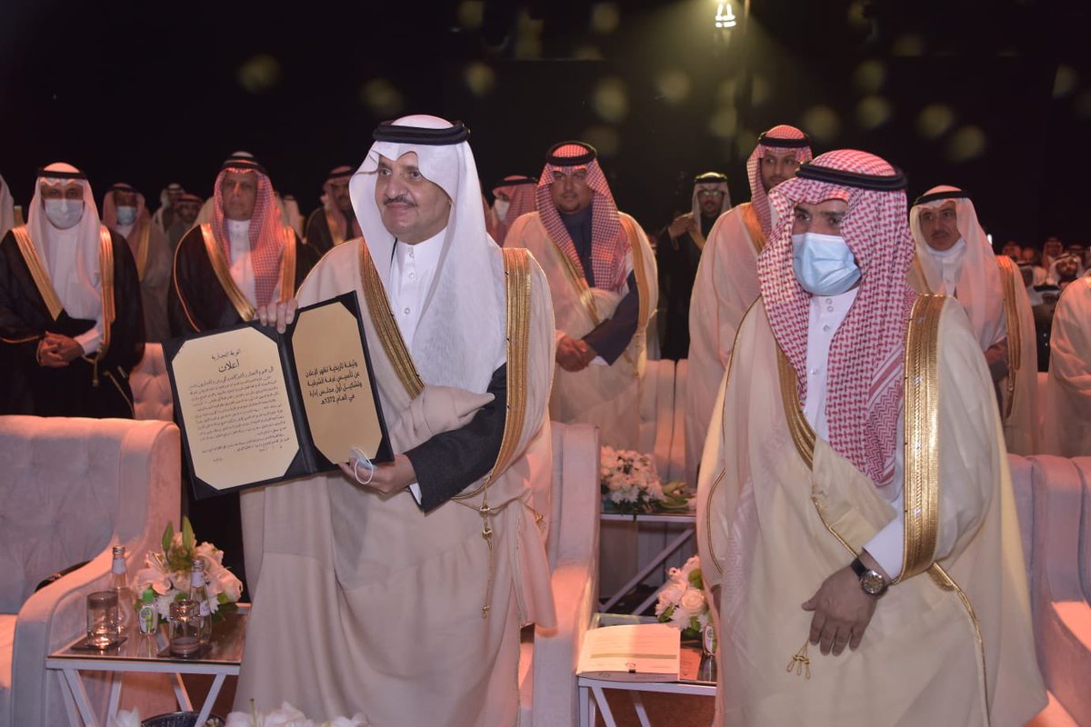 AsharqiaChamber's tweet photo. وتسلم سمو #أمير_الشرقية نسخة من وثيقة التأسيس للغرفة قدمها رئيس مجلس إدارة غرفة الشرقية عبدالحكيم بن حمد العمار الخالدي https://t.co/p6Oej4k0Cl