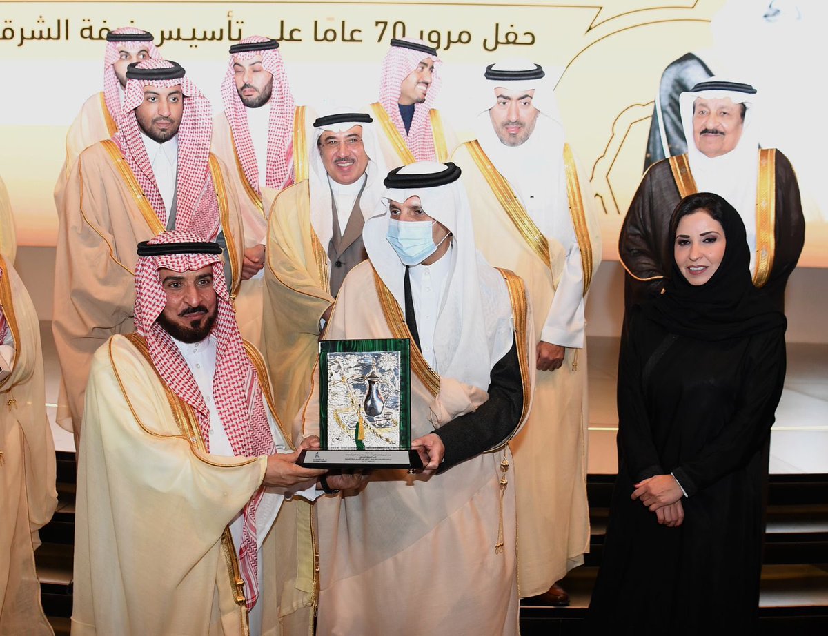 AsharqiaChamber's tweet photo. كما تسلم سموه هدية تذكارية قدمها رئيس الغرفة الخالدي بهذه المناسبة https://t.co/N70jviN88M