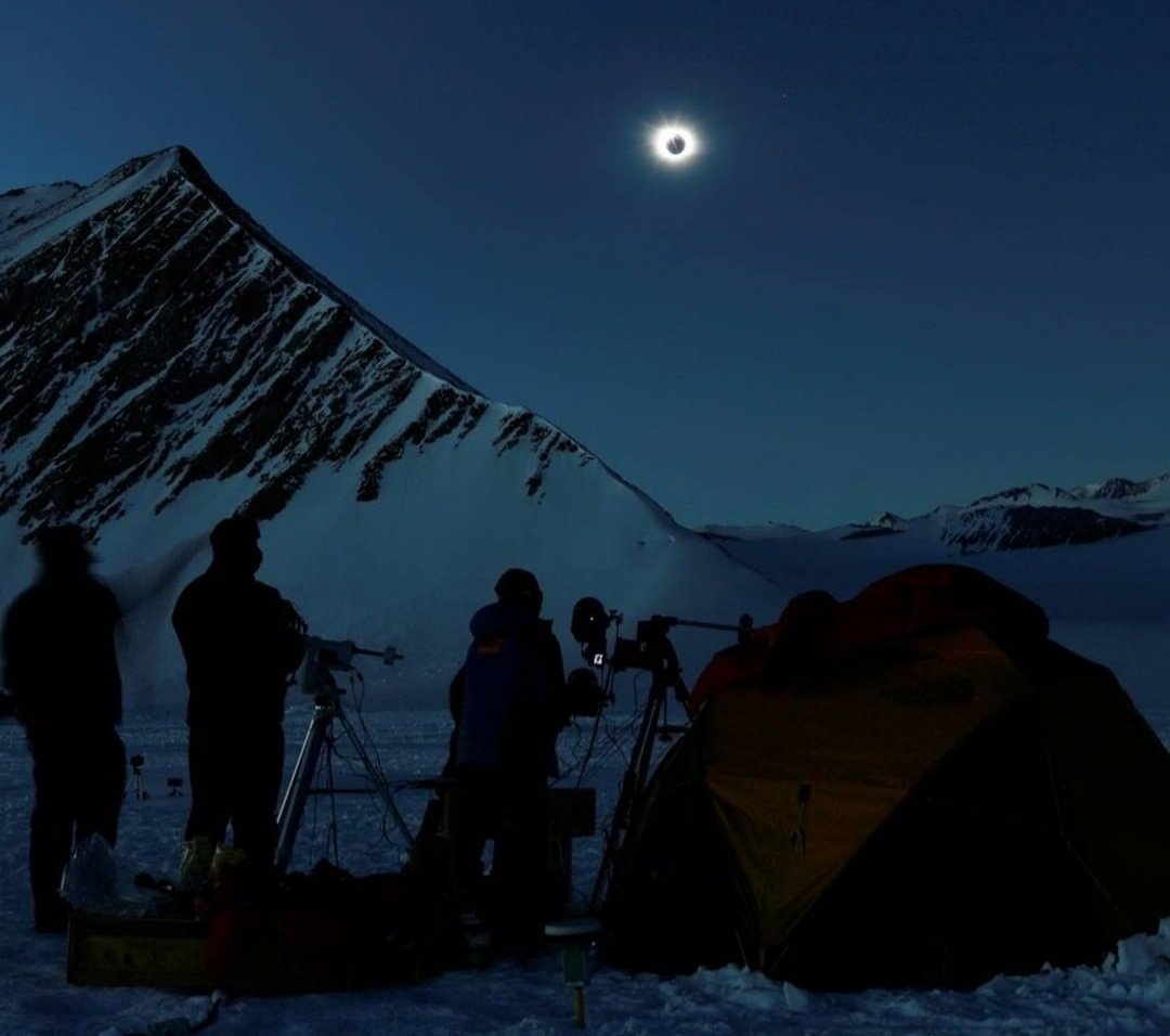 Keizer_Otho's tweet photo. In Rome zie je niks door de vlammen en het felle licht, terwijl je in Antarctica niks ziet door de zonsverduistering! #BLIND #zonsverduistering #Rome #Antarctica #brand https://t.co/wzsM6BbW9e