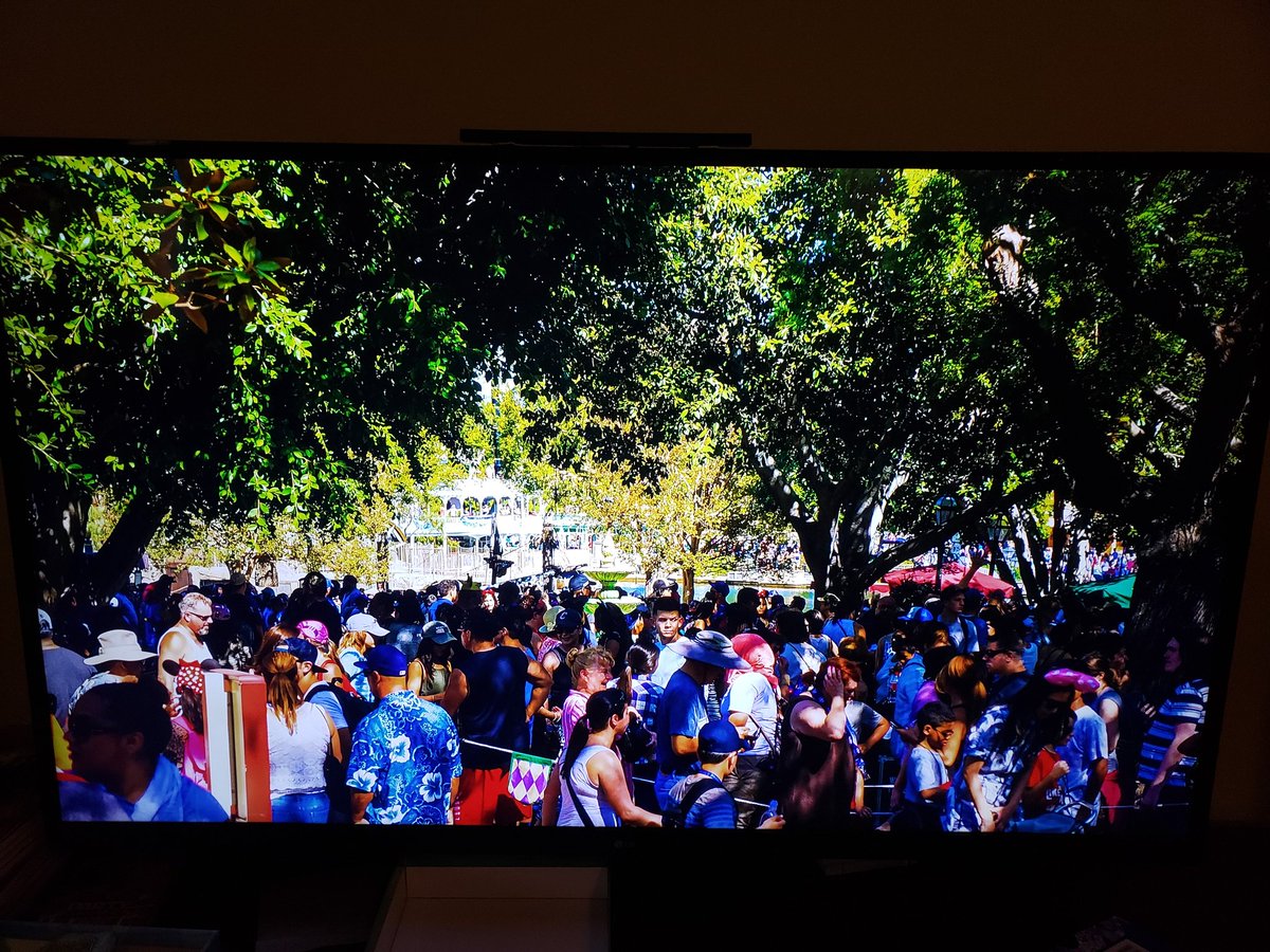 Rowskey's tweet photo. @TeamYouTube This is the interface now, dark and covered up, I want to see what I paused, takes 8 seconds to disappear after playing again.  Only happens with YouTube, on all of my chromecasts noe after the updated. https://t.co/uPq44GK5bj