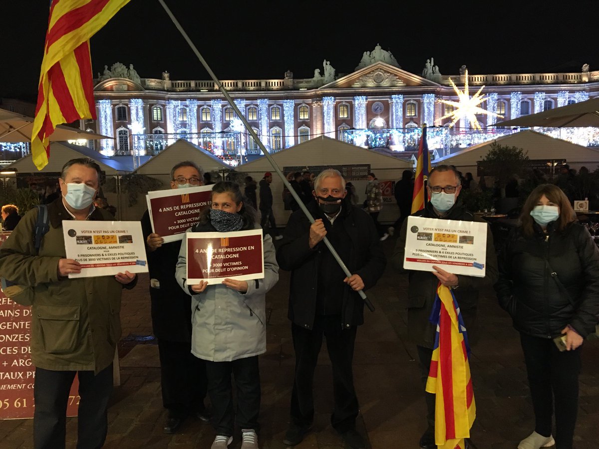 139ème veillée à #Toulouse en soutien au peuple catalan, aux militants et artistes poursuivis par la justice 🇪🇸 ou en exil forcé en 🇧🇪🇬🇧ou en 🇨🇭. Appel à <a href="/sanchezcastejon/">Pedro Sánchez</a> pour qu’un véritable dialogue politique s’ouvre enfin pour sortir de l’impasse