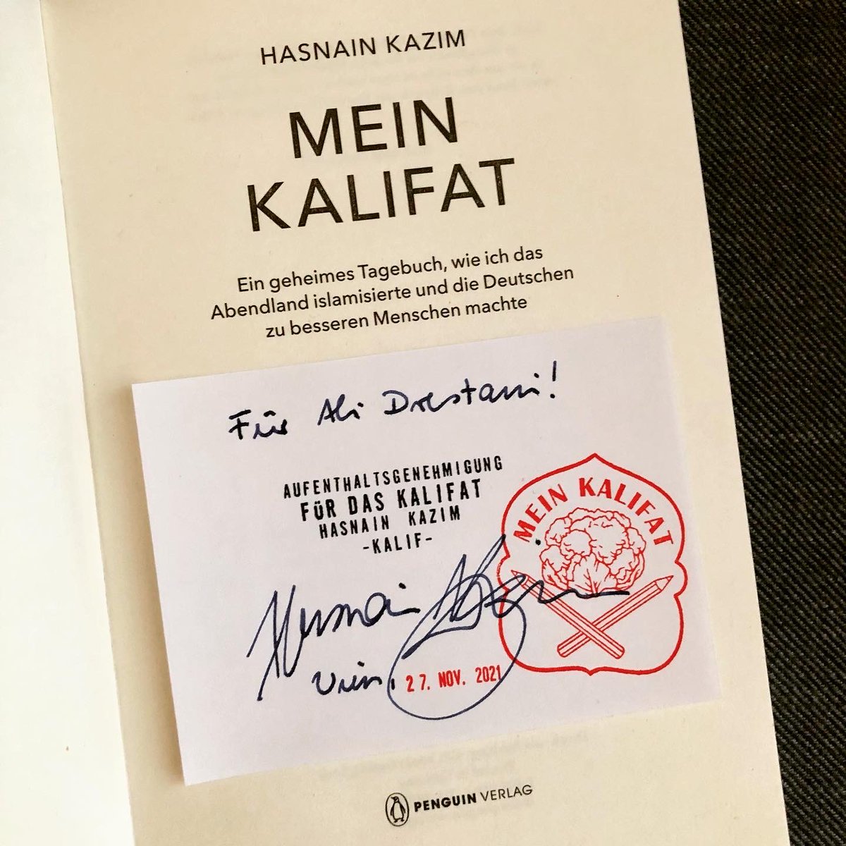 HasnainKazim's tweet photo. Freunde der kalifatischen Schrift,

vor einer Woche bot ich wegen der Nachfrage nach signierten Büchern an, per Teppichkurier Signaturen und Widmungen zum Einkleben (aber ohne Klebstoff!) zu verschicken, zudem Aufenthaltsberechtigungen/Visa fürs Kalifat, solange der Vorrat… https://t.co/JBzkCFoBlL