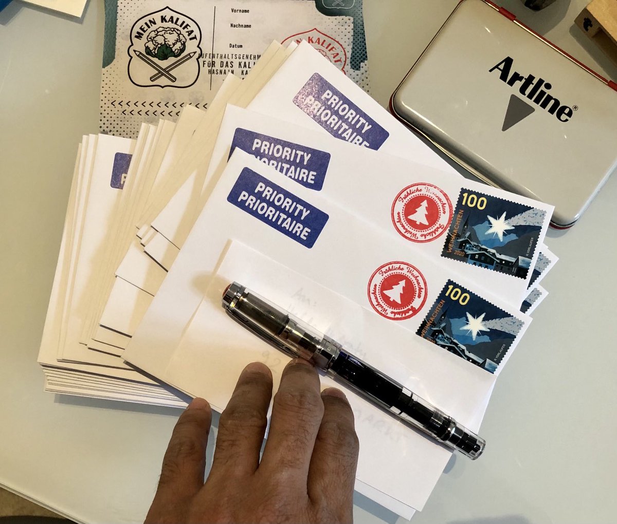HasnainKazim's tweet photo. Freunde der kalifatischen Schrift,

vor einer Woche bot ich wegen der Nachfrage nach signierten Büchern an, per Teppichkurier Signaturen und Widmungen zum Einkleben (aber ohne Klebstoff!) zu verschicken, zudem Aufenthaltsberechtigungen/Visa fürs Kalifat, solange der Vorrat… https://t.co/JBzkCFoBlL