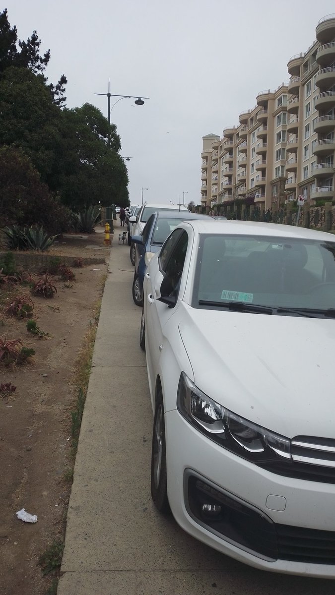 ARQPduran's tweet photo. @alertaconcon ,Calle las Pimpinelas, costas de Montemar, llegando a la playa, no dejan pasar #silladerueda, #familia, #coches https://t.co/SbXnXyB142
