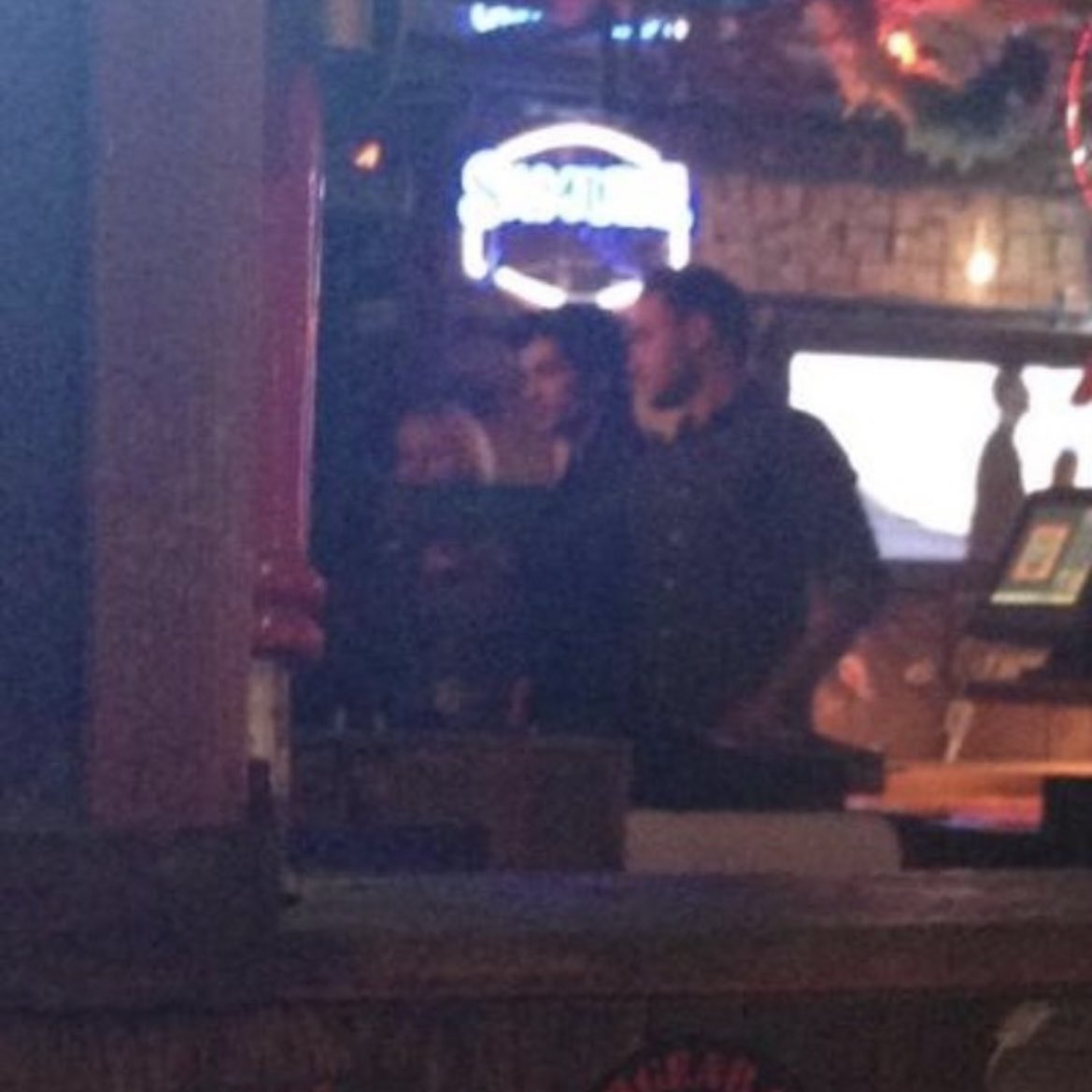 ziamthinker's tweet photo. Liam hanging out with his mom &amp; Zayn :(<3 https://t.co/PNZGSgY7x3
