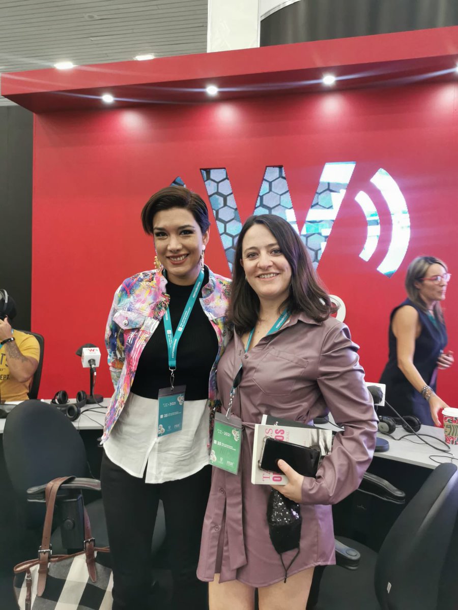 rendon_cecy's tweet photo. Que enorme gusto coincidir con una escritora que admiro tanto!!! Gracias por tu apertura y tu valentía al desafiar los límites mentales y culturales del placer 🔥🔥🔥@MonicaSotoIcaza https://t.co/K3WAWZ2Bgq
