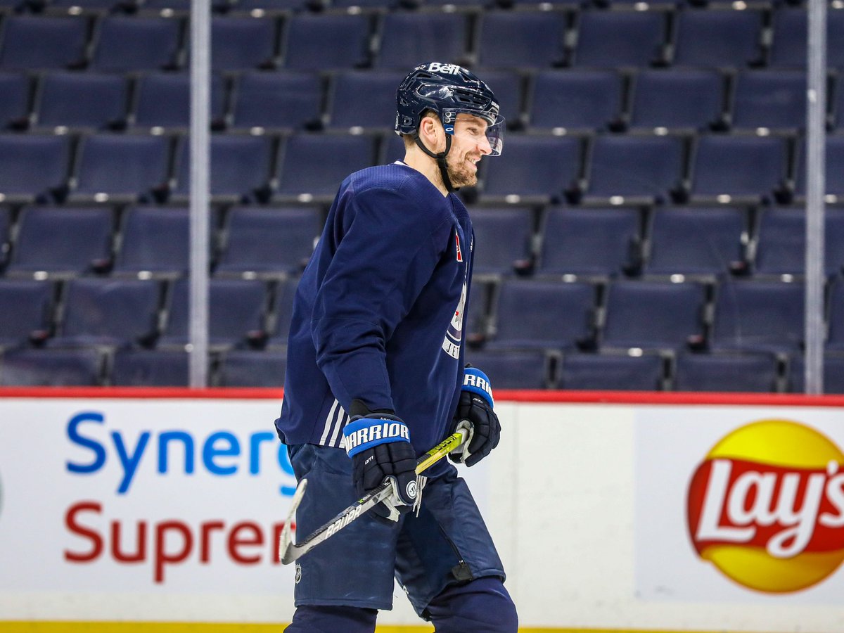 NHLJets's tweet photo. Oh Captain, My Captain 🙌

#GoJetsGo | #Wheeler1K https://t.co/IHbOg55Eu6