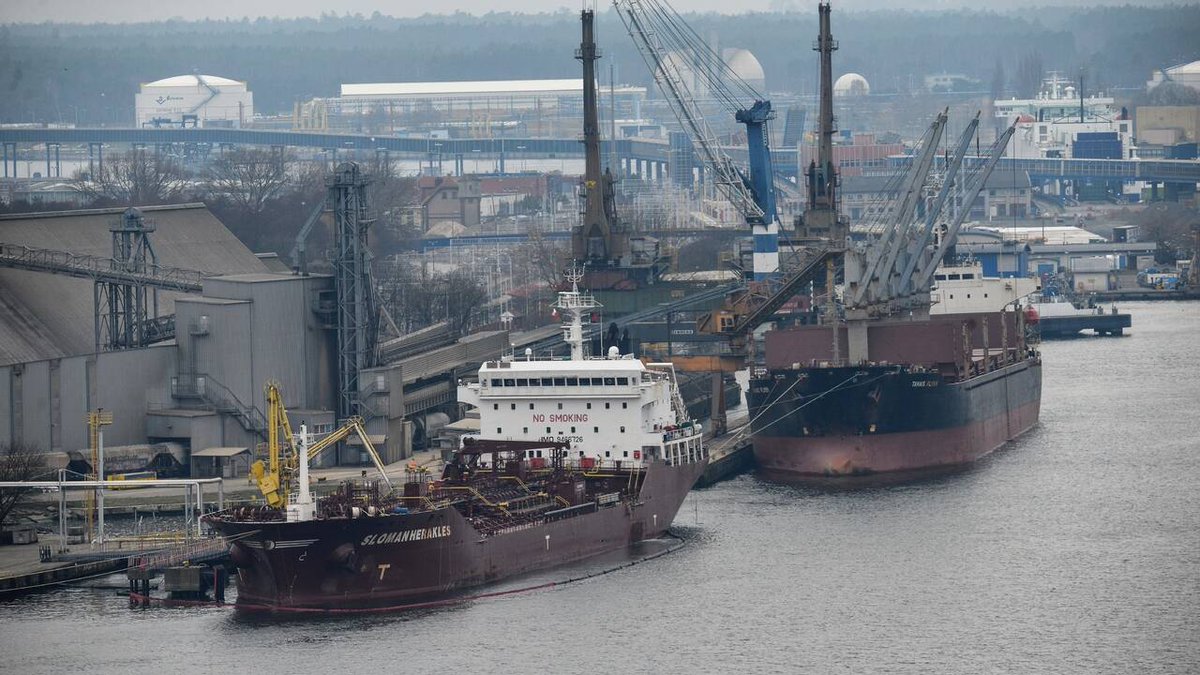 нефтяной танкер. против российских судов. северный морской путь icebreaker. транспортно-буксирное судно «нептун». порт и корабли.